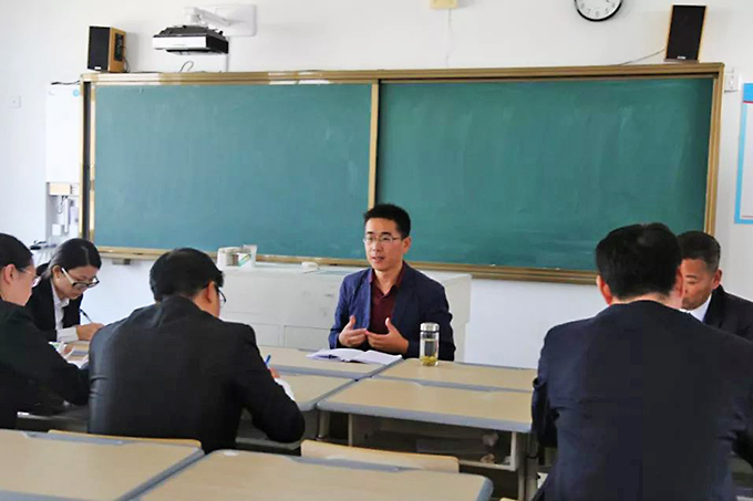 教研员与我校教师进行探讨交流