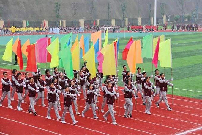 班级方阵随即有序入场