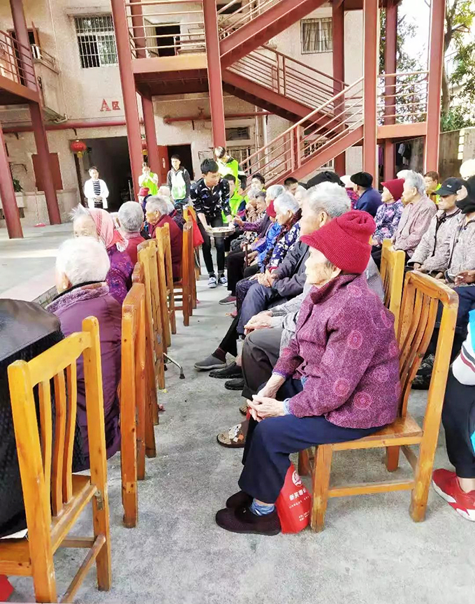 敬老院老人观看高新技术技工学校艺术系表演节目