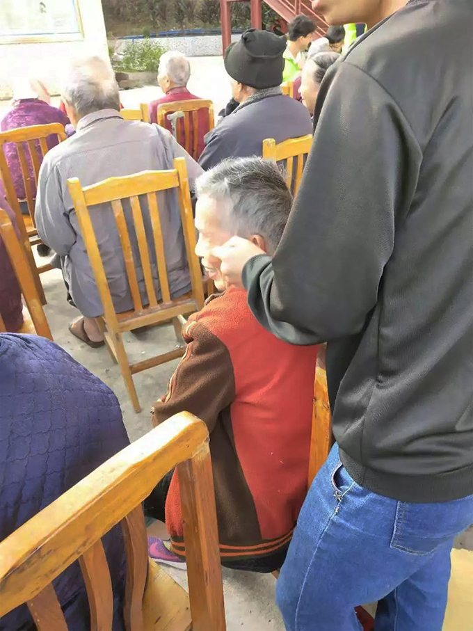 高新技校学生为敬老院老人揉肩