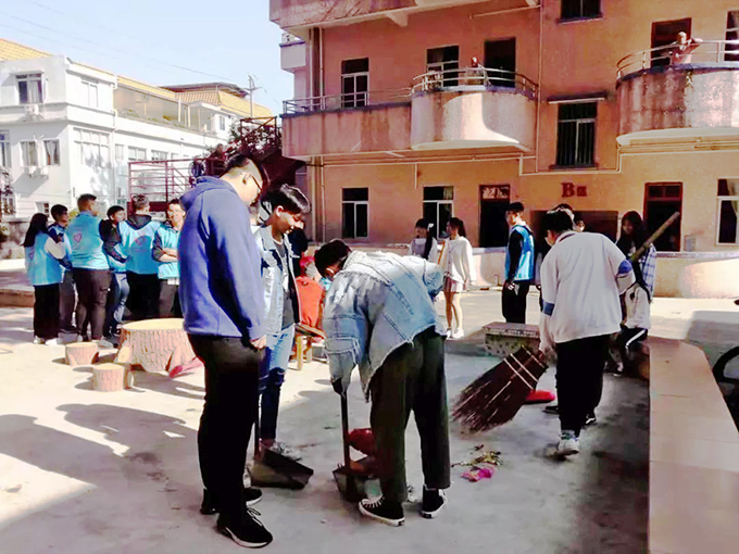 高新技校学生打扫芙蓉敬老院