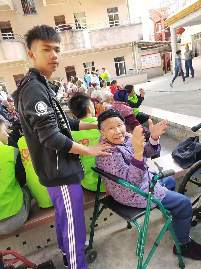 学生们为老人按摩