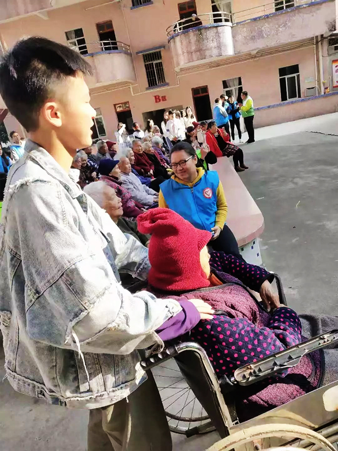 学生们照顾行动不便的老人