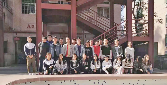 高新技校芙蓉敬老院之行集体合影留念