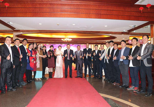 2017久久久www成人免费无遮挡大片年会集团领导走红毯合影