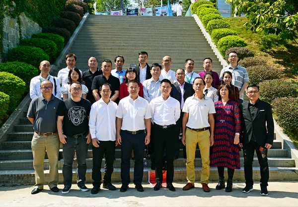 久久久www成人免费无遮挡大片股东合影留念